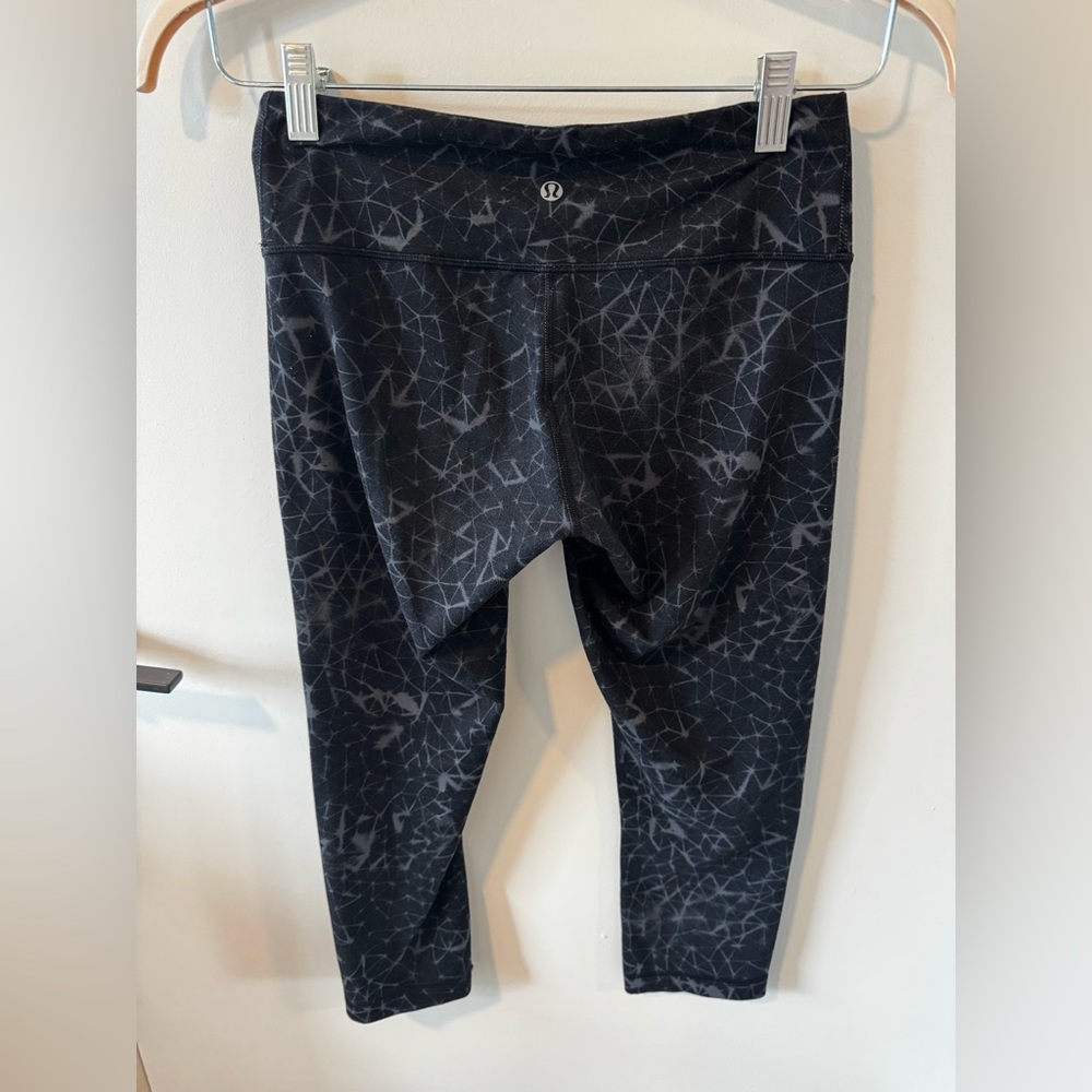 Lululemon grey/back geometric cropped legging